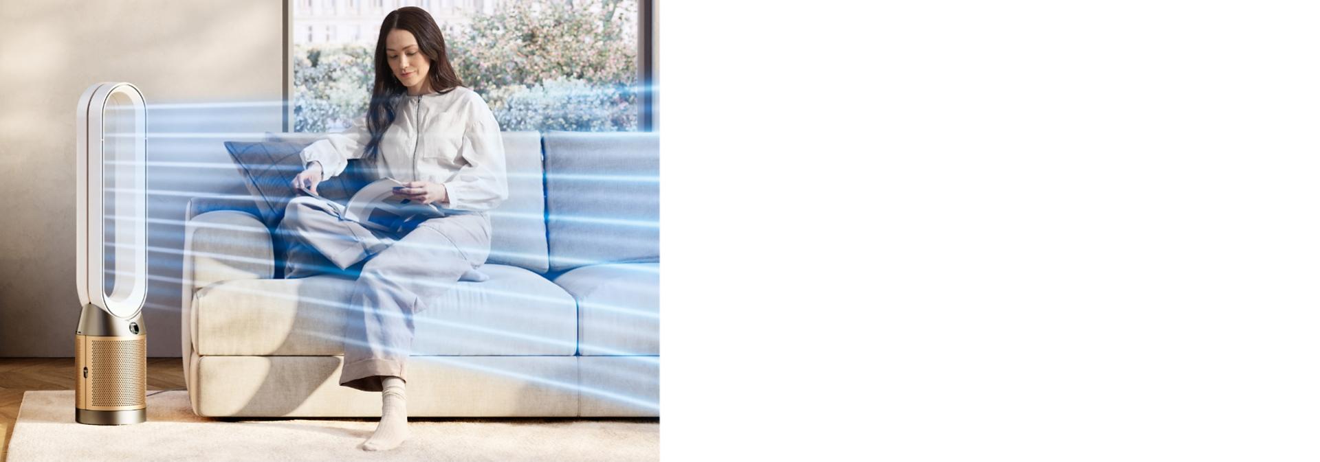 Dyson ventilators virza jaudīgu gaisa plūsmu dzīvojamajā istabā.