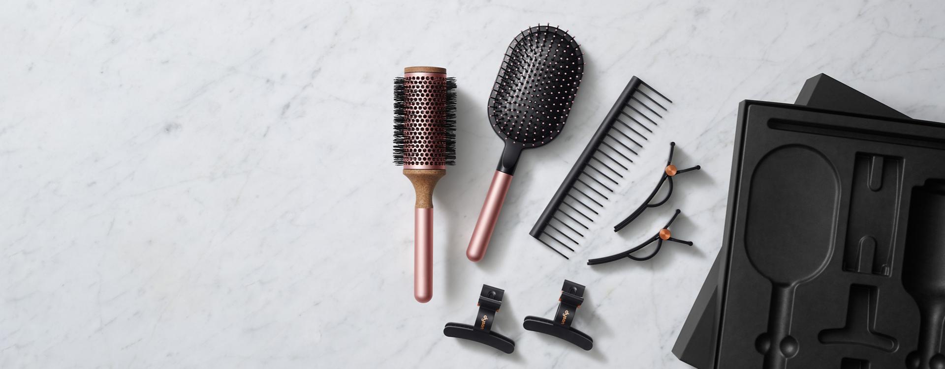 dwie szczotki i grzebień zaprojektowane przez Dyson