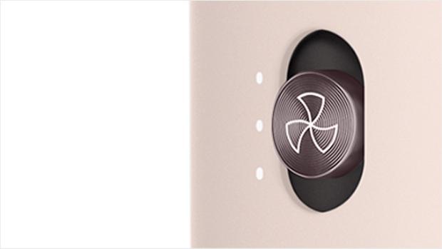 صورةٌ مُقرَّبة لأدوات التحكم بسرعة تدفق الهواء وهي مضبوطة على الإعداد المتوسط