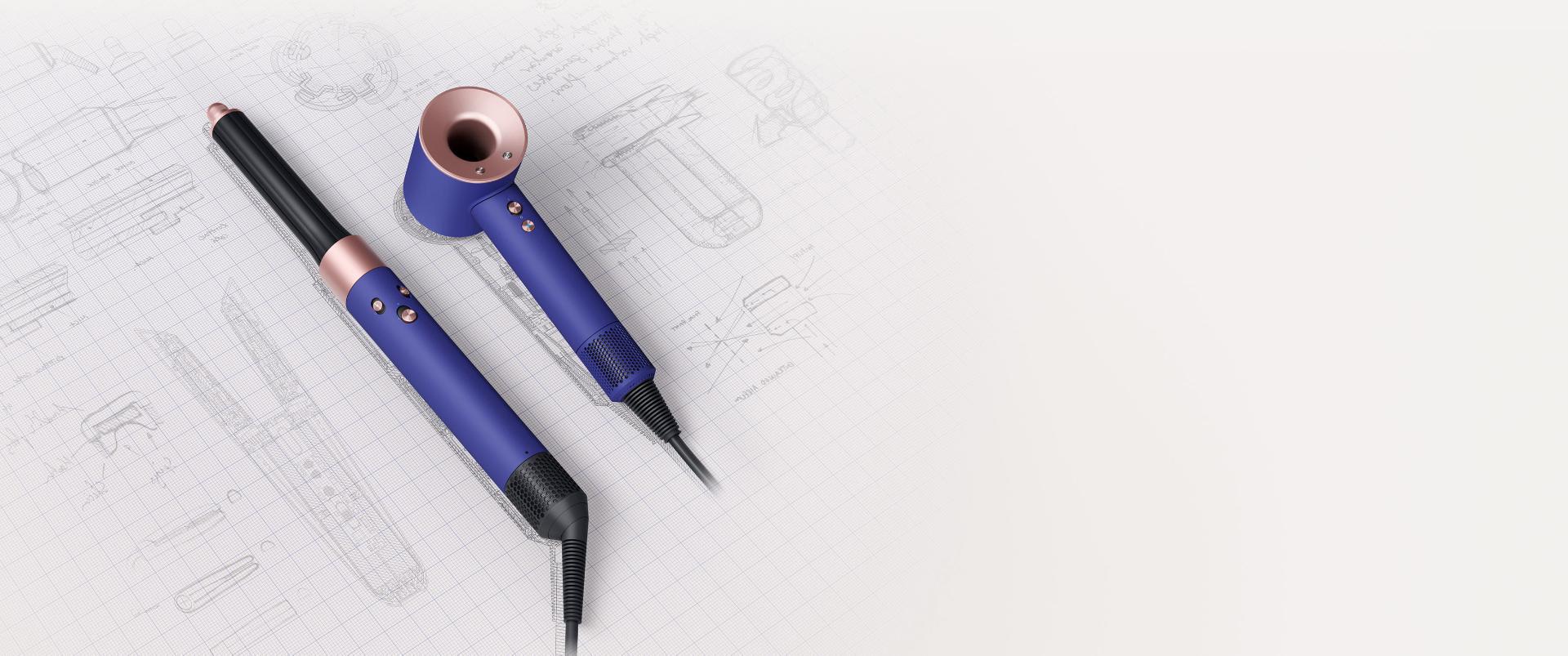 مجفف الشعر Dyson Supersonic، ومصفف الشعر Airwrap متعدد الوظائف، وجهاز تمليس الشعر Corrale باللون الأزرق الفينكا والوردي.