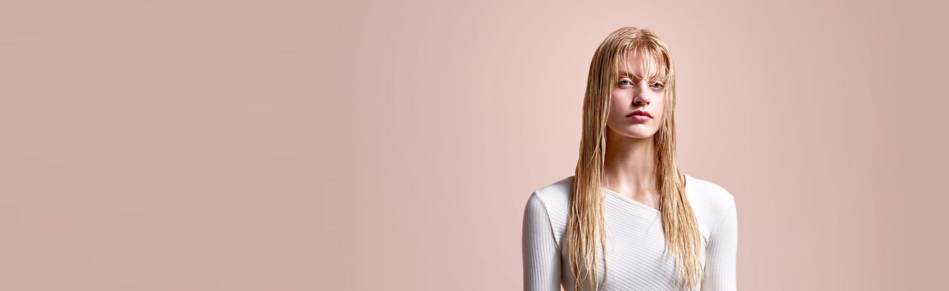 Modelka s mokrými vlasy