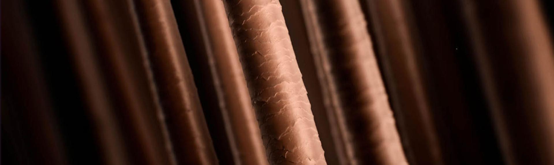 خصلة شعر تحت ميكروسكوب مع علامات مظهر لامع