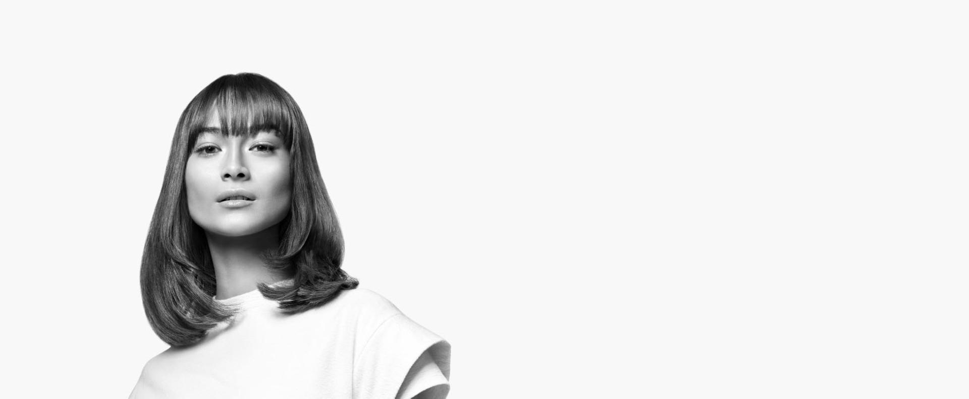 سيدة شعرها من النوع الأول مُصفَّف على طريقة البلو آوت