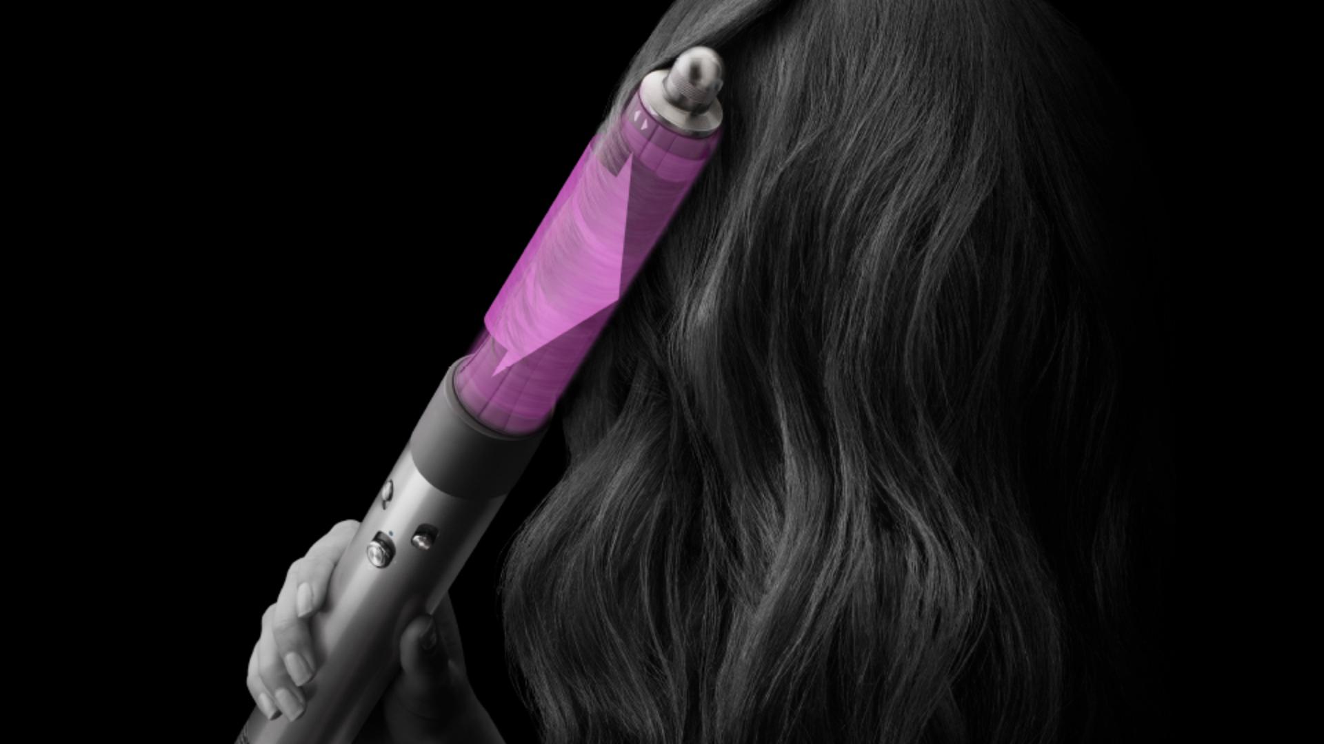 تقنية تدفق هواء كواندا من دايسون بينما تُستخدَم على الشعر