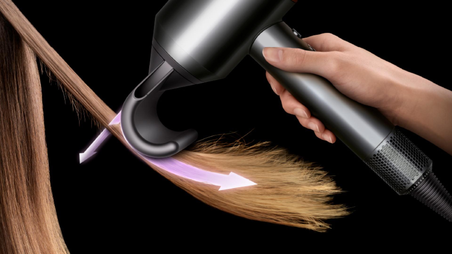 مجفف الشعر Dyson Supersonic بينما يتم تصفيف الشعر باستخدام محلق إخفاء الشعر المتطاير