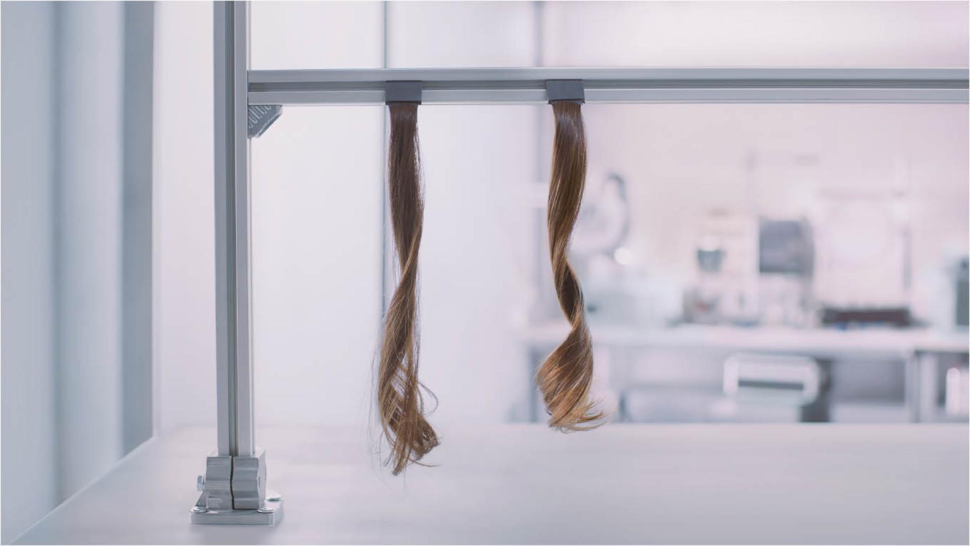 خصلات الشعر بينما يجري اختبار كفاءتها في الاحتفاظ بالترطيب