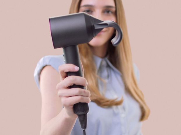 Model showing Dyson Supersonic Flyaway attachment