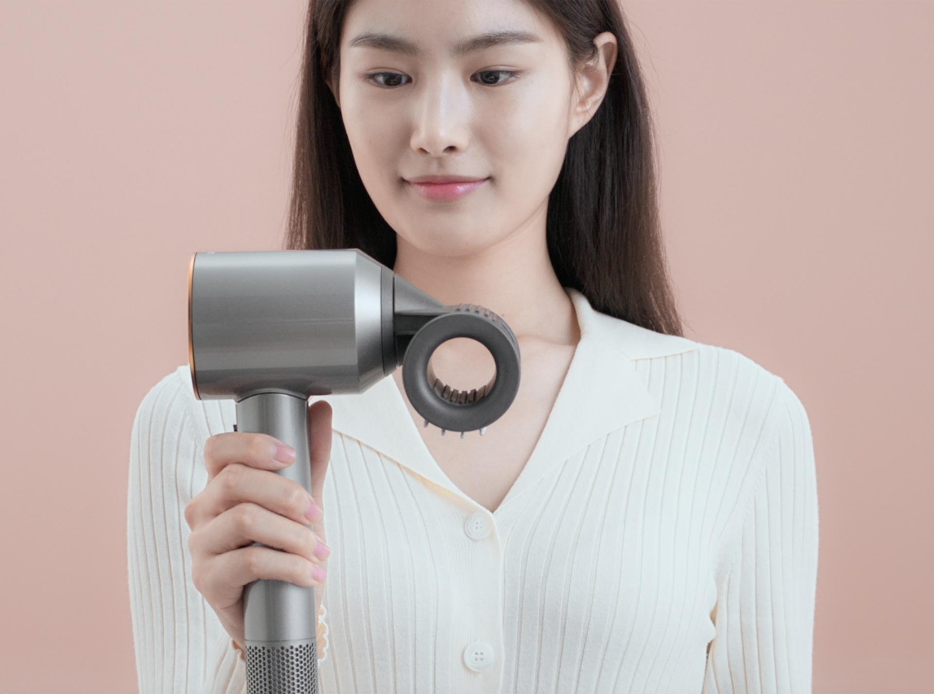 Model showing Dyson Supersonic Flyaway attachment