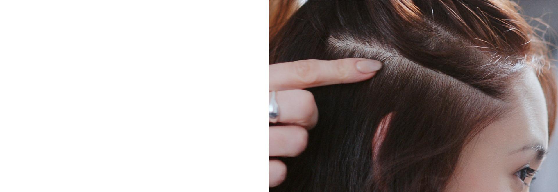 Amy Johnson hace una demostración del cuero cabelludo en un modelo
