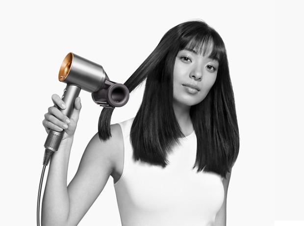 Model showing Dyson Supersonic Flyaway attachment