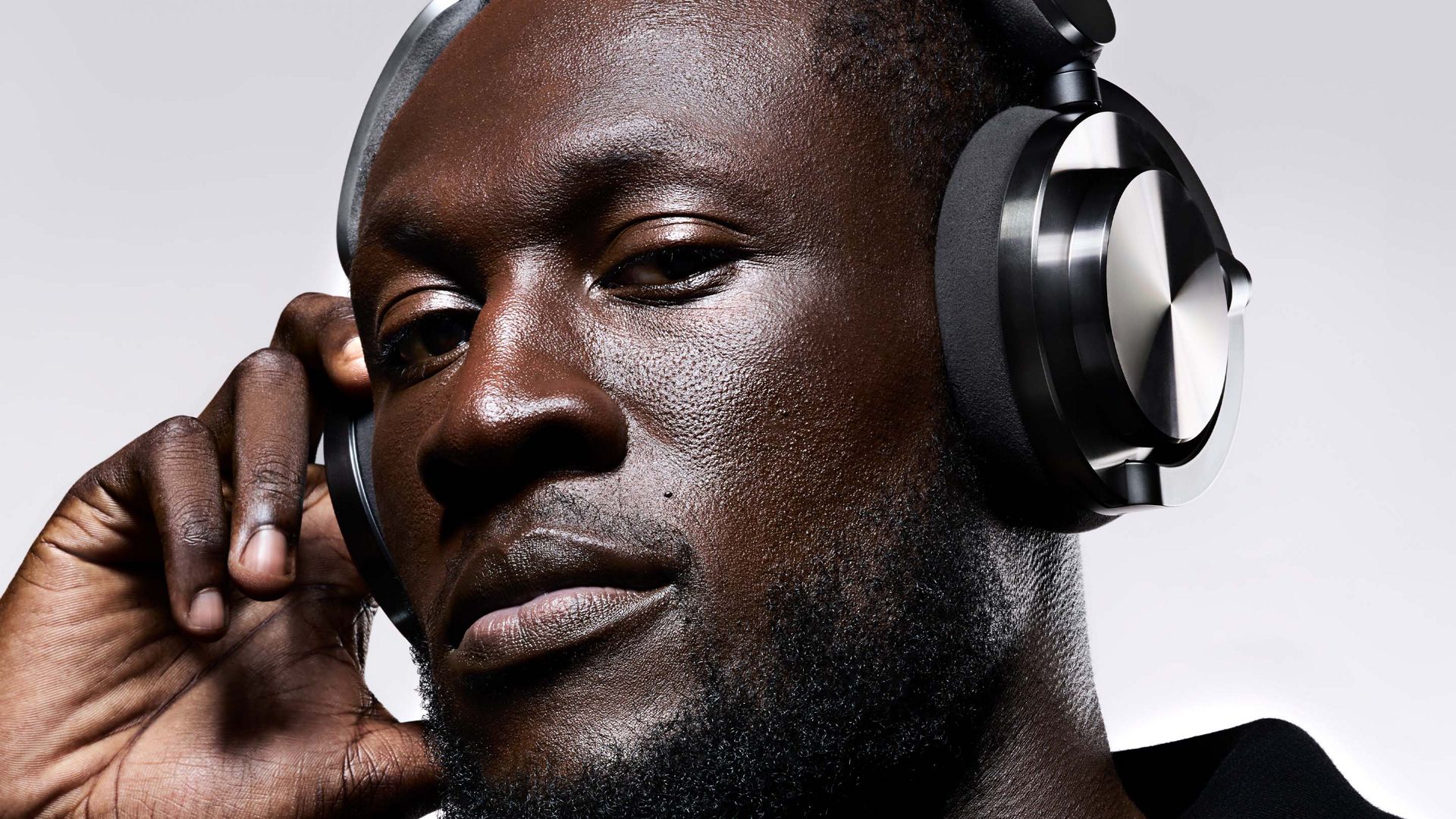 Raper Stormzy ze słuchawkami Dyson Ontrac