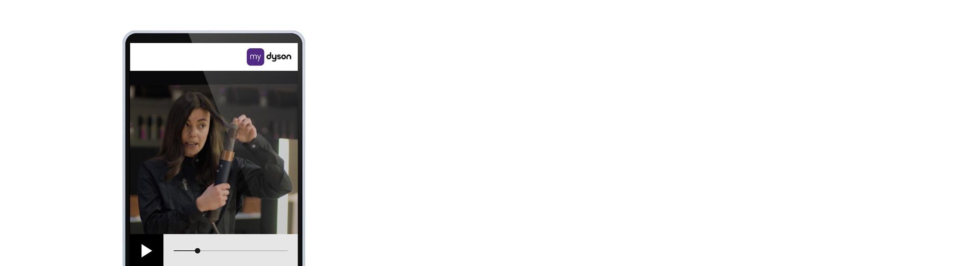 مُصفّفة شعر بينما تقوم بتصفيف شعر إحدى العارِضات.