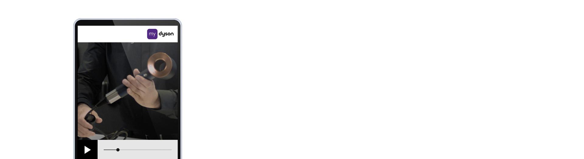 مُصفّفة شعر بينما تقوم بتصفيف شعر إحدى العارِضات.