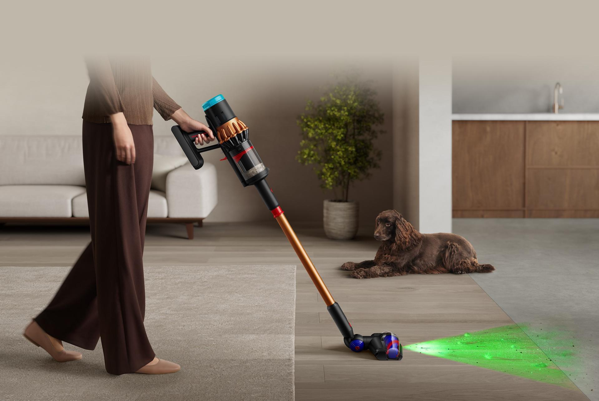 다이슨을 무선 청소기를 이용해 집 안 곳곳을 청소하는 여성
