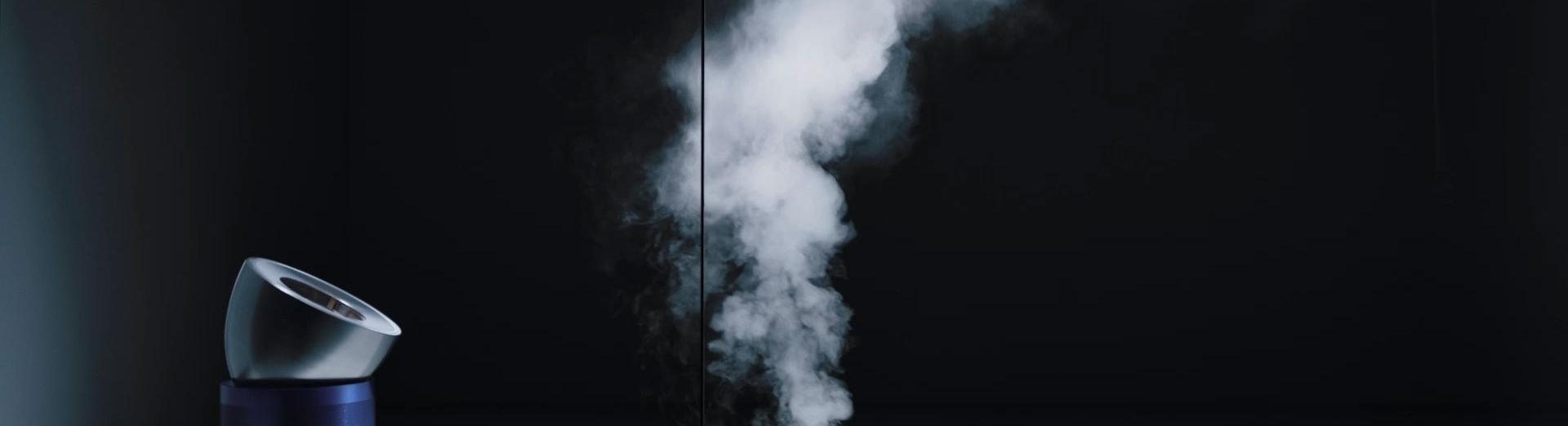 جهاز تنقية الهواء Dyson Big + Quiet Formaldehyde bp03 يطرد تيارًا من الدخان في اختبارٍ معملي.