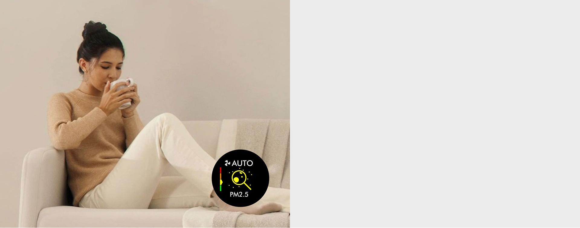 عارِضة تجلس على الأريكة مع شراب.