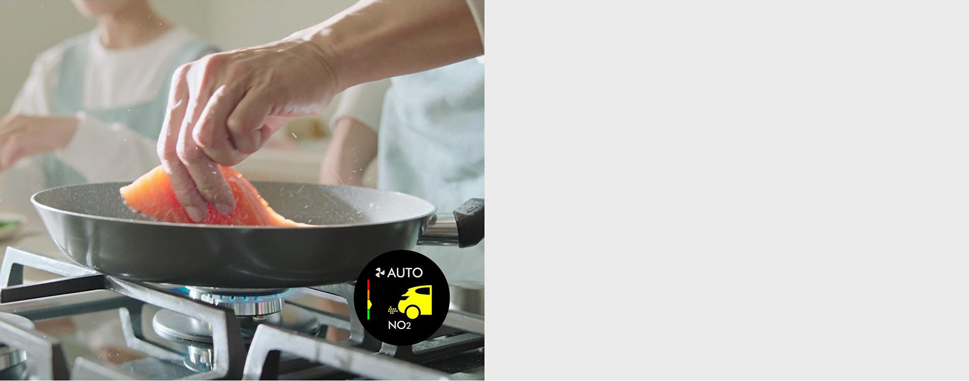 عارضة تقلي السلمون.