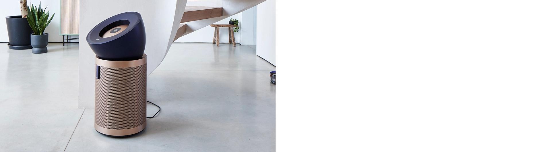 جهاز Dyson Purifier Big + Quiet Formaldehyde في منزل حديث به درج حلزوني.