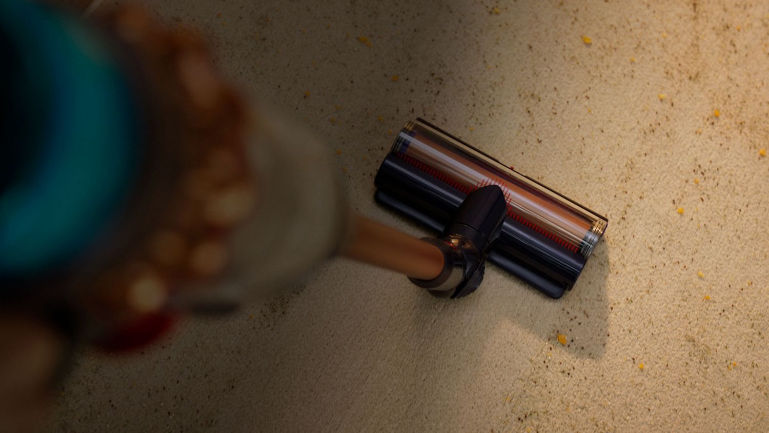 Flecken aus dem Teppich entfernen mit Hausmitteln und dem Dyson V15s Detect