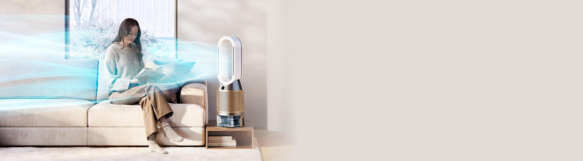 جهاز تنقية الهواء من دايسون Cool Formaldehyde في غرفة معيشة مع رسومات تُمثّل الملوثات والهواء النقي.