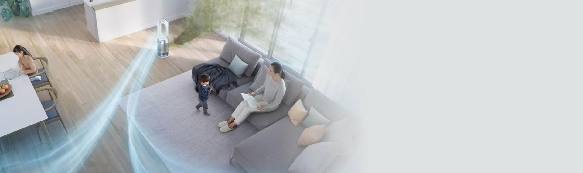 جهاز Dyson Purifier Cool Autoreact في غرفة معيشة مع رسومات تُمثّل الملوثات والهواء النقي.