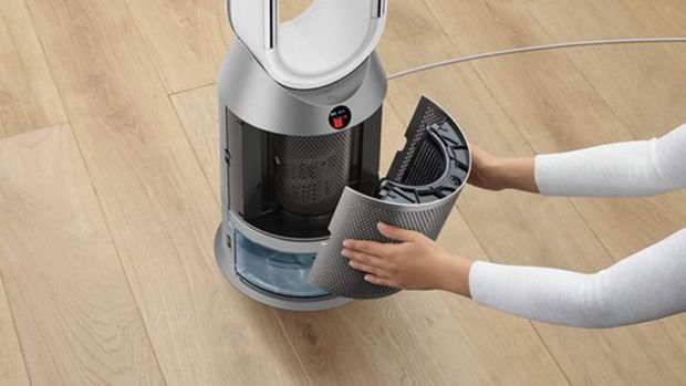صورة مُقرَّبة فوق الرأس للفلتر الذي يتم تغييره في جهازDyson Purifier Humidify + Cool Autoreact.