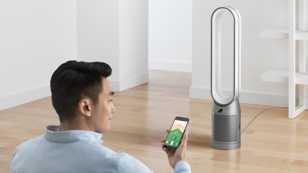一位男士正使用 MyDyson 應用程式操控 Dyson Purifier Cool 二合一空氣清新機 TP07。