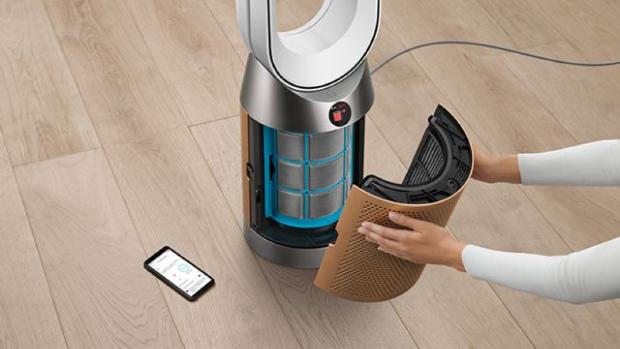 Dyson Purifier Cool Formaldehyde'in filtresini değiştiren bir kadın.