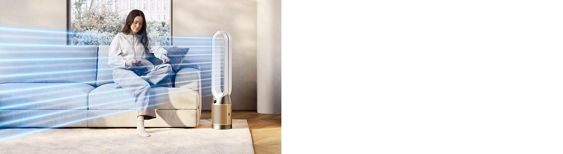 جهاز تنقية الهواء من دايسون Cool Formaldehyde في غرفة معيشة مع رسومات تُمثّل الملوثات والهواء النقي.