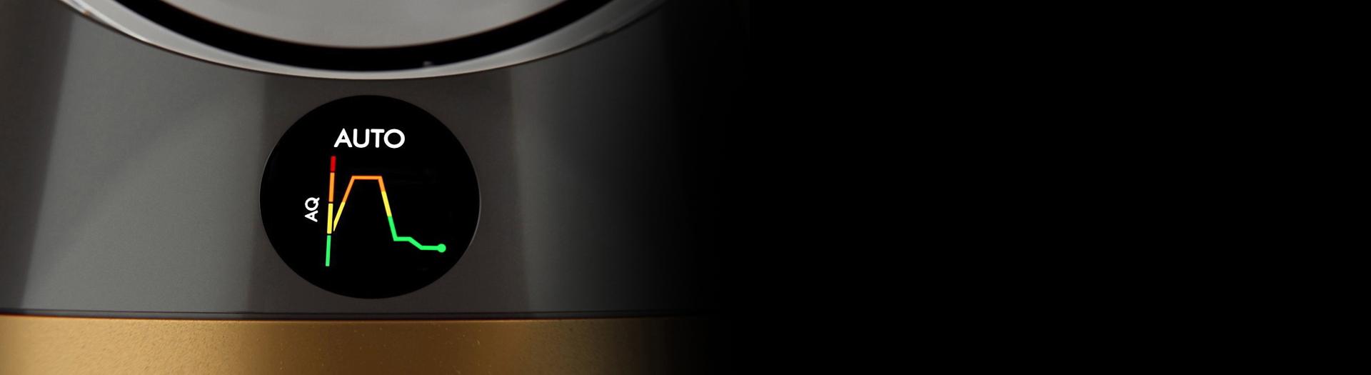 لقطة جانبية مُقرَّبة توضح شاشة LCD بالجهاز والأجهزة الإلكترونية.