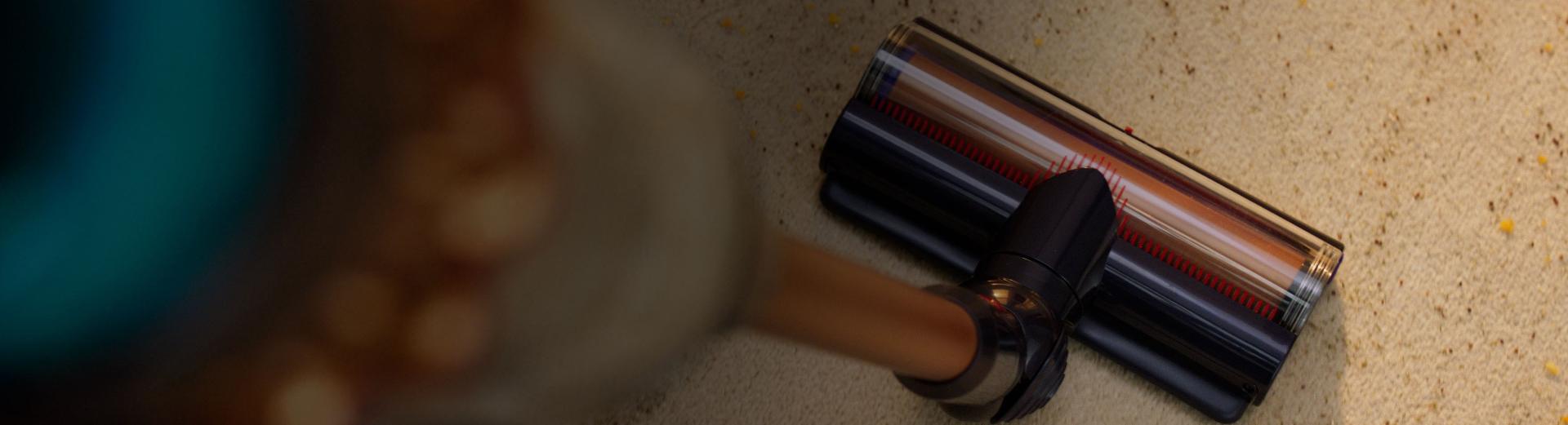 De-tangling cleaner head sucks up dust and hair from all floor types, and intelligently adapts suction power to match the floor type.