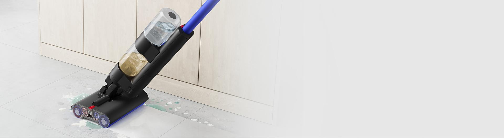 مكنسة Dyson Wash G1 فيما تنظف أرضية حمام.