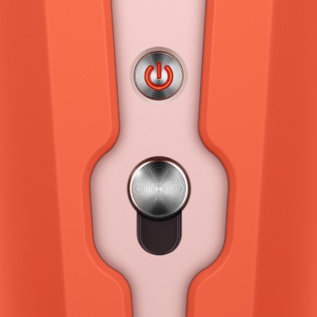 صورة مُقرَّبة لزر التشغيل وقفل الحماية.