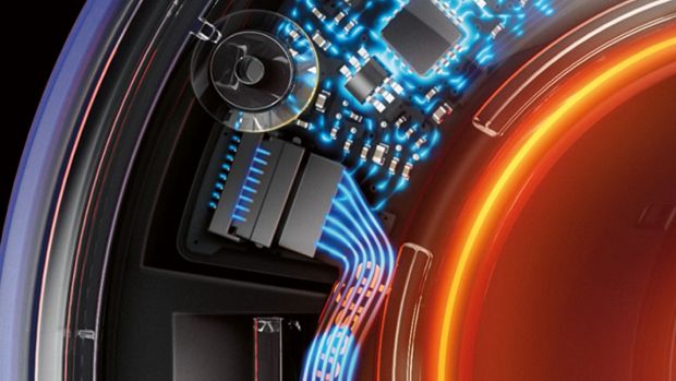 The clear aperture of the Dyson Supersonic Nural hair dryer reveals its Intelligent heat control technology 