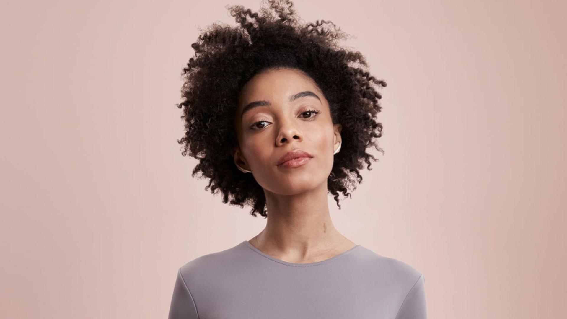 Loomulikult krussis juustega modell kohevate lokkidega soenguga.