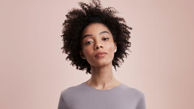 Modelka s prirodzene brčkavými vlasmi upravenými do štýlu Twist out.