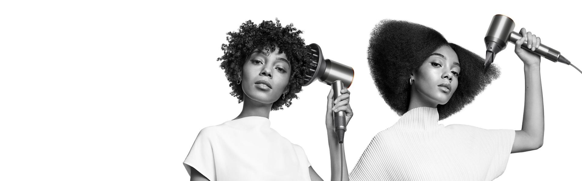 Kaks modelli kasutavad fööni Dyson Supersonic lokkis juuste stiliseerimiseks.