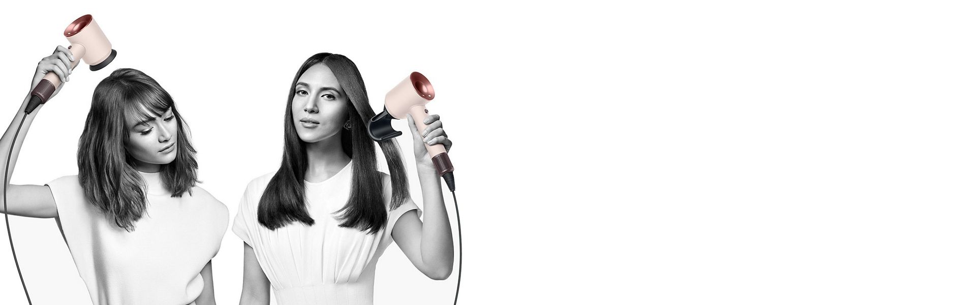 سيدتان تقومان بتجفيف شعرهما باستخدام مجفف الشعرDyson Supersonic. تَستخدم السيدة على اليسار ملحق إخفاء الشعر المتطاير لتنعيم شعرها الطويل المالس، بينما تَستخدم السيدة على اليمين ملحق مُوزِّع الهواء لتشكيل شعرها القصير الملفوف.