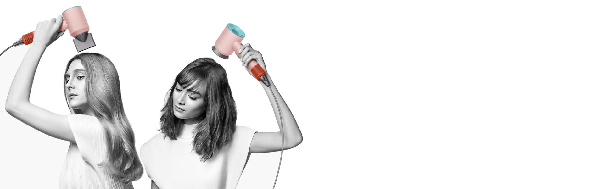 سيدتان تقومان بتجفيف شعرهما باستخدام مجفف الشعرDyson Supersonic. تَستخدم السيدة على اليسار ملحق إخفاء الشعر المتطاير لتنعيم شعرها الطويل المالس، بينما تَستخدم السيدة على اليمين ملحق مُوزِّع الهواء لتشكيل شعرها القصير الملفوف.