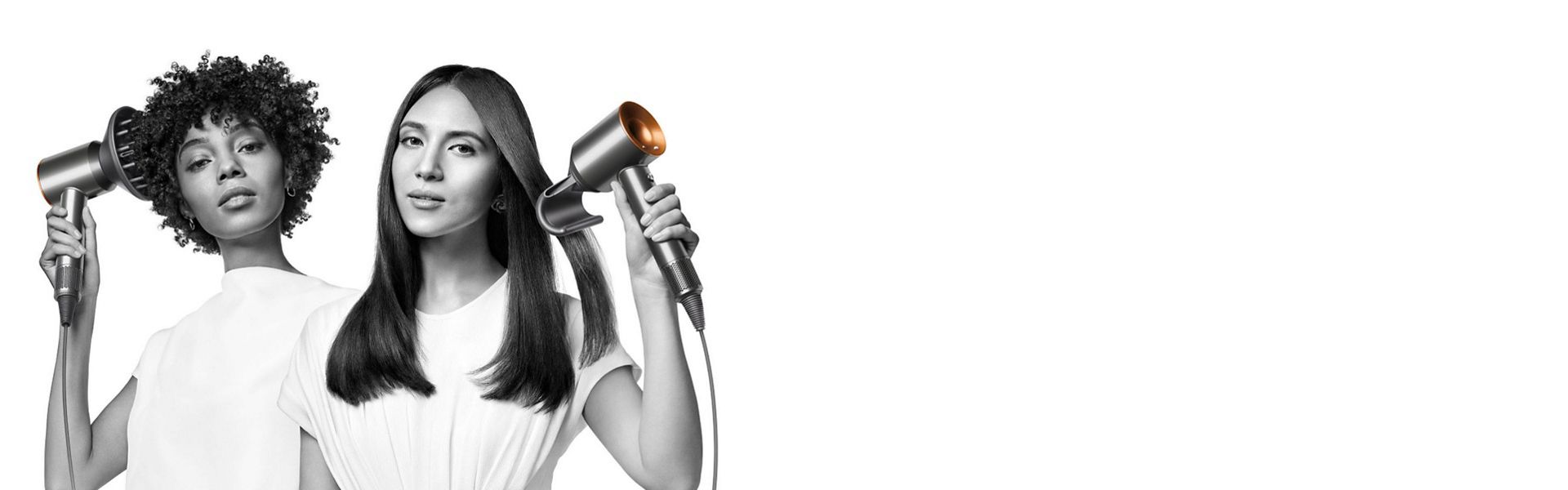 سيدتان تقومان بتجفيف شعرهما باستخدام مجفف الشعرDyson Supersonic. تَستخدم السيدة على اليسار ملحق إخفاء الشعر المتطاير لتنعيم شعرها الطويل المالس، بينما تَستخدم السيدة على اليمين ملحق مُوزِّع الهواء لتشكيل شعرها القصير الملفوف.