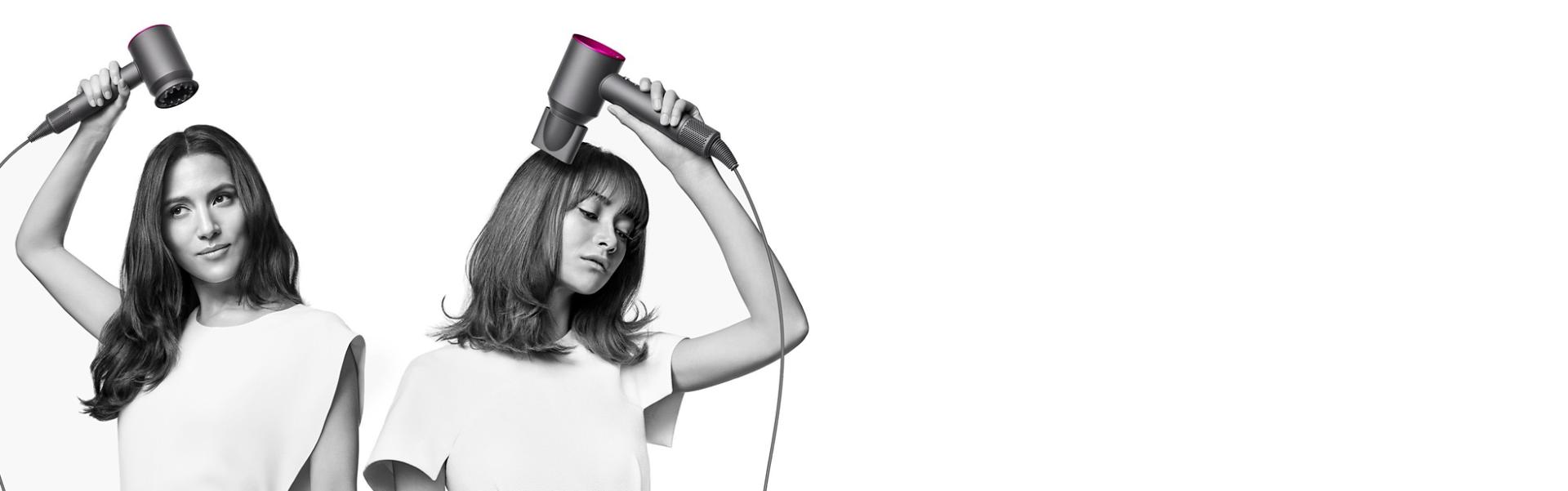 سيدتان تقومان بتجفيف شعرهما باستخدام مجفف الشعرDyson Supersonic. تَستخدم السيدة على اليسار ملحق إخفاء الشعر المتطاير لتنعيم شعرها الطويل المالس، بينما تَستخدم السيدة على اليمين ملحق مُوزِّع الهواء لتشكيل شعرها القصير الملفوف.