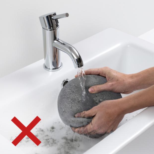 Egy szűrőt tisztító személy áthúzva, ami azt jelzi, hogy erre nincs szükség.