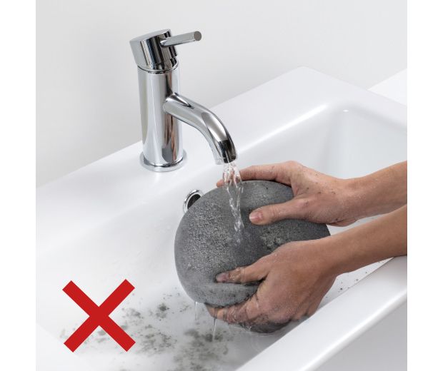 Egy szűrőt tisztító személy áthúzva, ami azt jelzi, hogy erre nincs szükség.