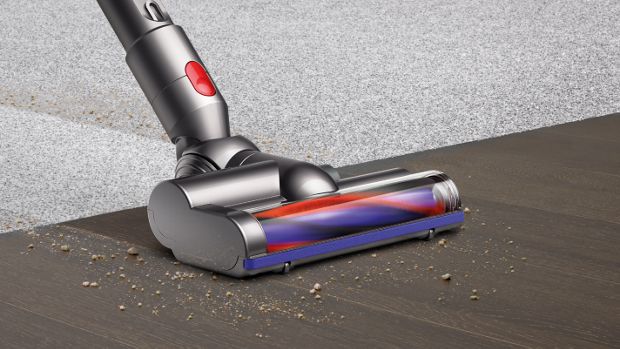 Közeli kép a Turbinafejről, amely épp eltávolítja a szennyeződéseket a szőnyegről és a kemény padlóról.