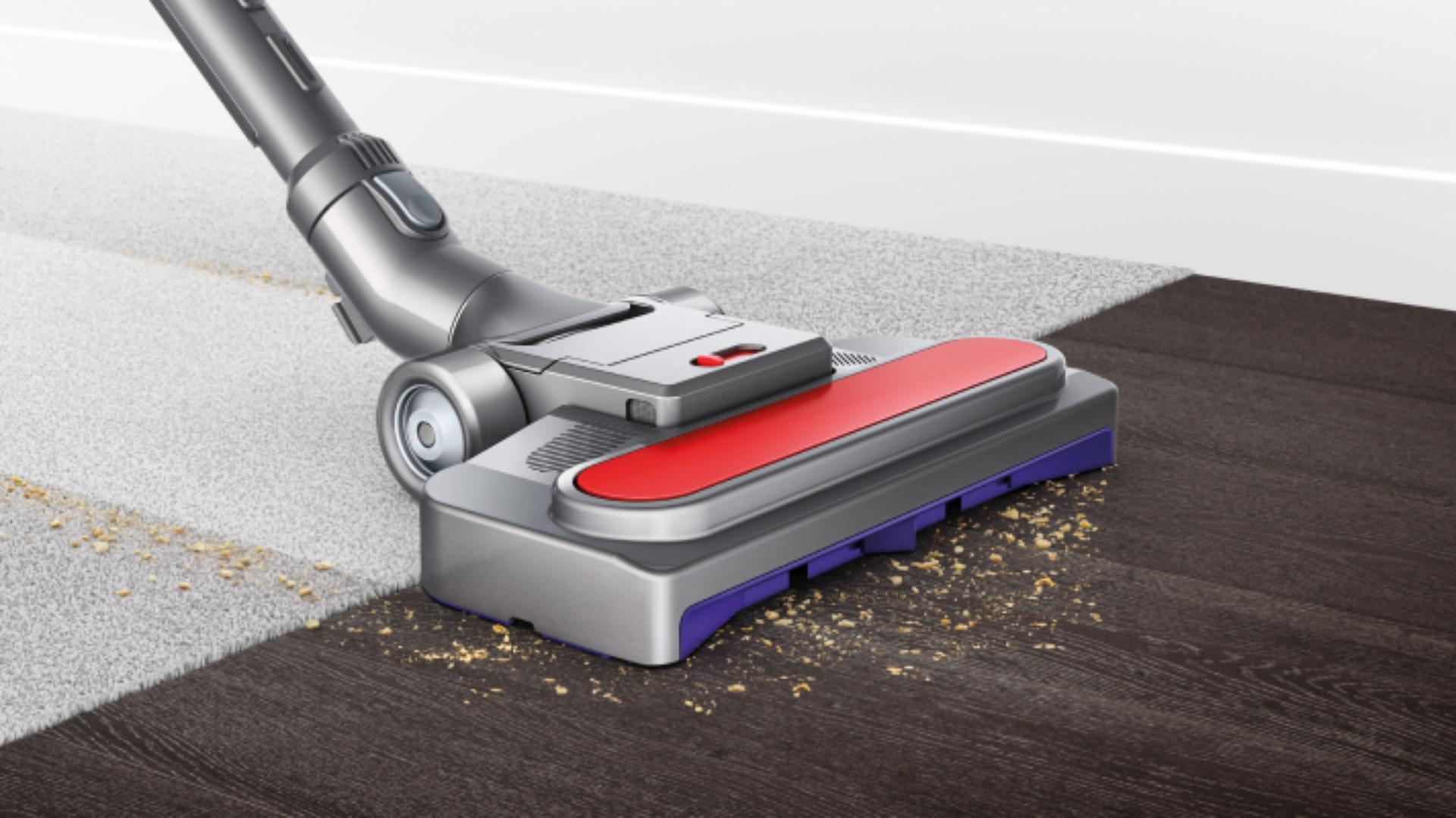 Prim-plan cu capătul de aspirare pneumatic Musclehead pentru pardoseală îndepărtând resturile de pe covor și de pe pardoseală tare.