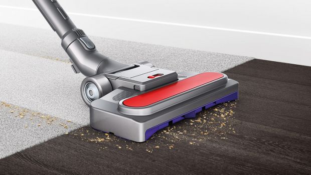 Közeli kép a Pneumatikus musclehead padlótisztító fejről, amely épp eltávolítja a szennyeződéseket a szőnyegről és a kemény padlóról.