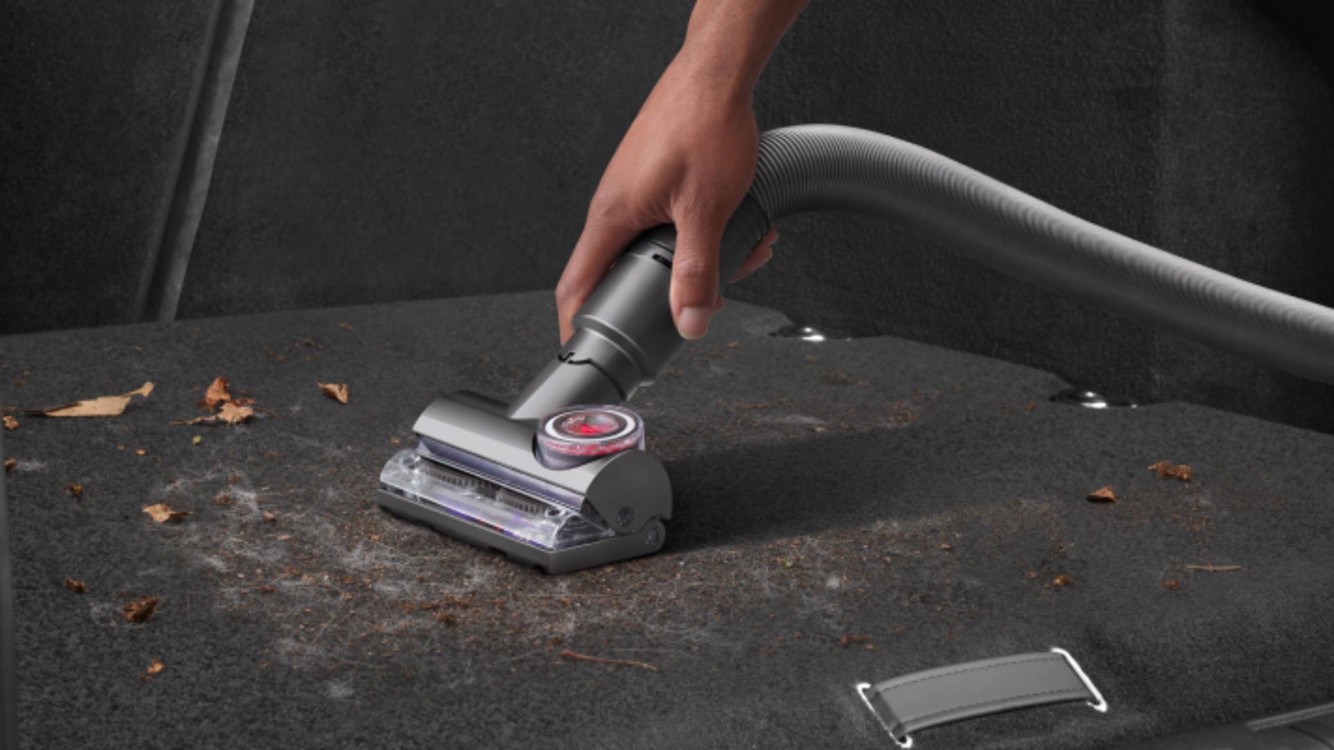 Prim-plan al capătului cu turbină anti-încâlcire care îndepărtează murdăria și părul de pe tapițerie.