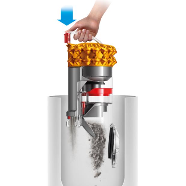 Egy személy úgy üríti ki a hagyományos porszívó portartályát, hogy nem ér hozzá a koszhoz.