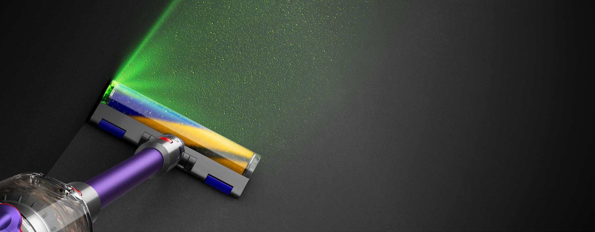 رأس التنظيف Fluffy Optic يُسلِّط الضوء على الأتربة على الأرضية.