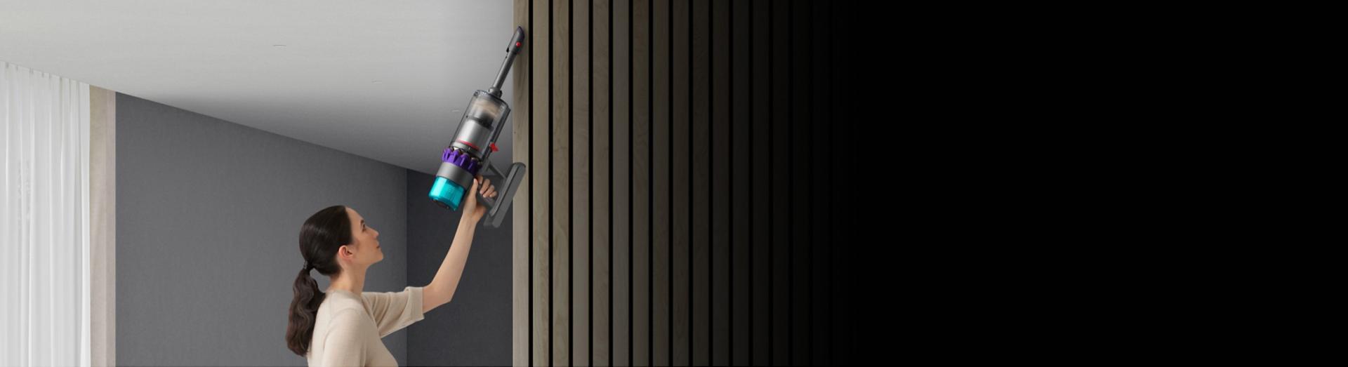 سقف يتم تنظيفه باستخدام مكنسة Dyson Gen5detect في الوضعية المحمولة.